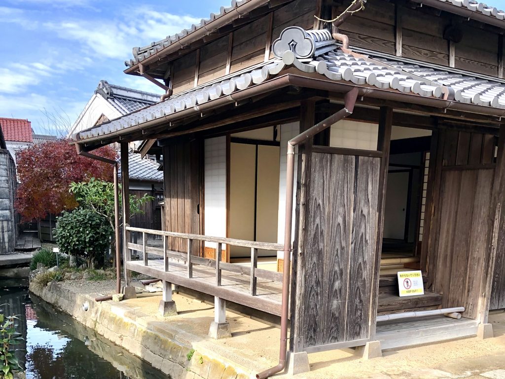 Wooden buildings and the waterside at Inoh Tadataka’s former residence in Sawara